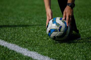 阿森纳训练整活，球员4人一组&两两手抵钢笔带球踢进桶里（配图示意）