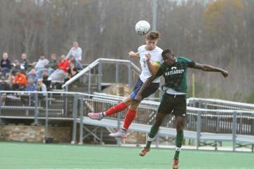 乐极生悲！莫斯科斯巴达球员庆祝夺冠时不慎摔碎奖杯（配图示意）